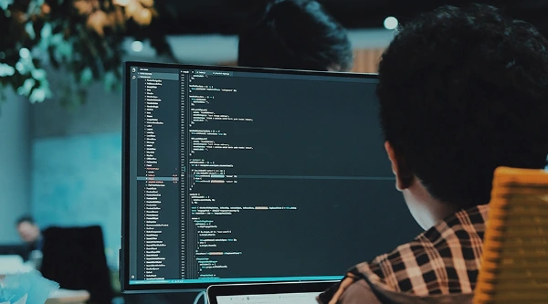 chico realizando programación