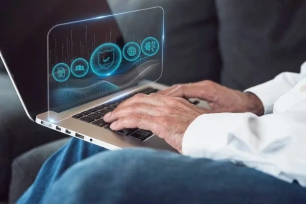 persona utilizando la laptop para investigar