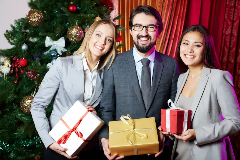 amigos-sosteniendo-regalos-de-navidad