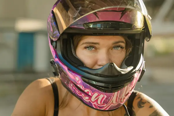 Señorita con un casco