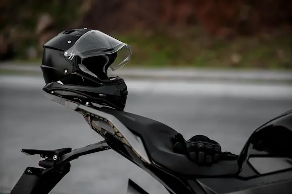 Casco encima de una motocicleta