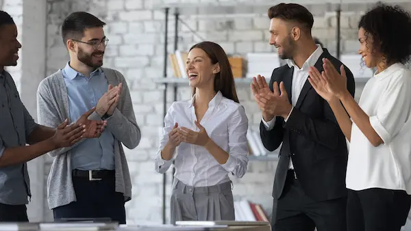 reconocimiento laboral con tarjetas del dia del trabajador en equipo